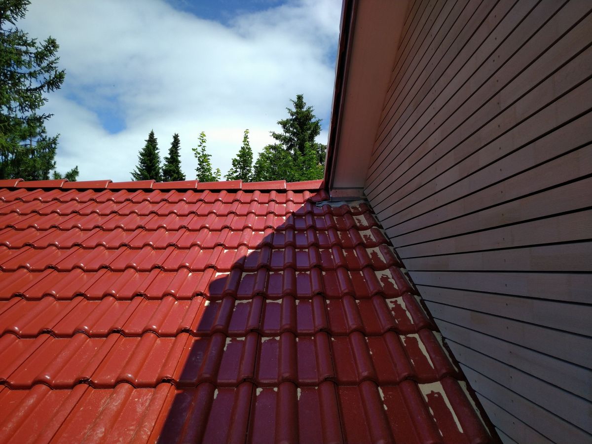 Dachziegel und Fassade