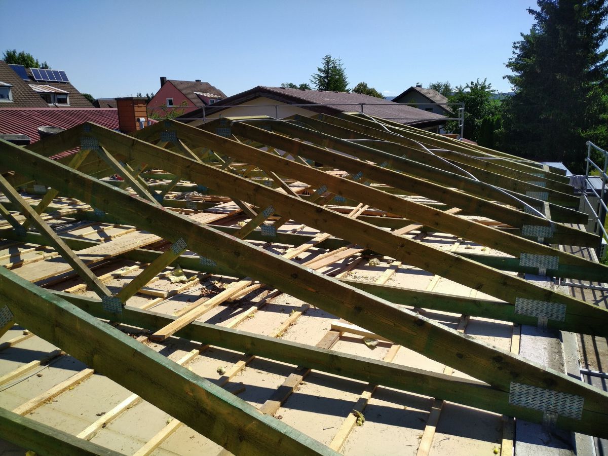 Alte Dachkonstruktion wird entfernt